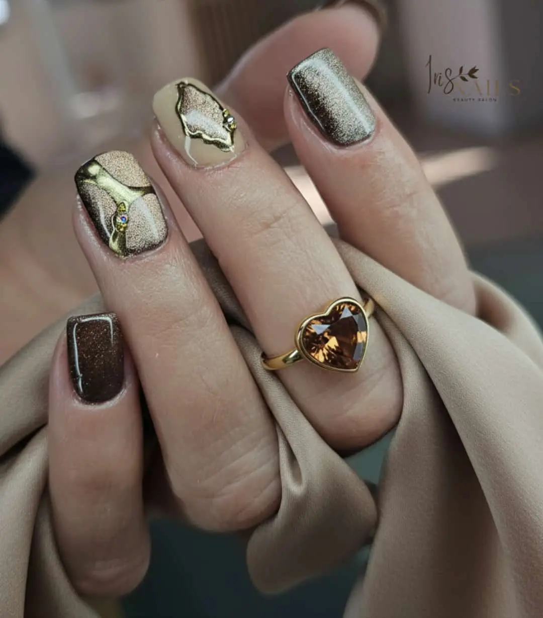 Uñas holográficas plateadas con brillo
